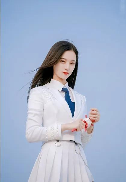 徐艺洋7月行程曝光,资源比成团的都好,黄子韬对她太用心