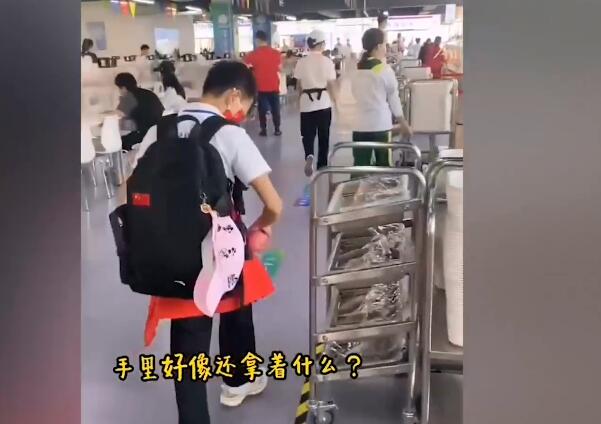 控制饭量了！全红婵吃饭真相曝光：1片西瓜1个苹果+少量菜