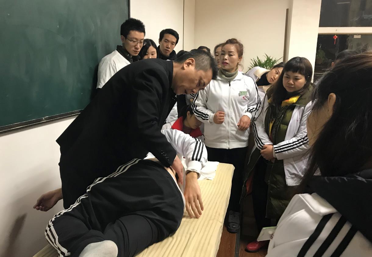 你以為的S型身材，也許那是骨盆前傾