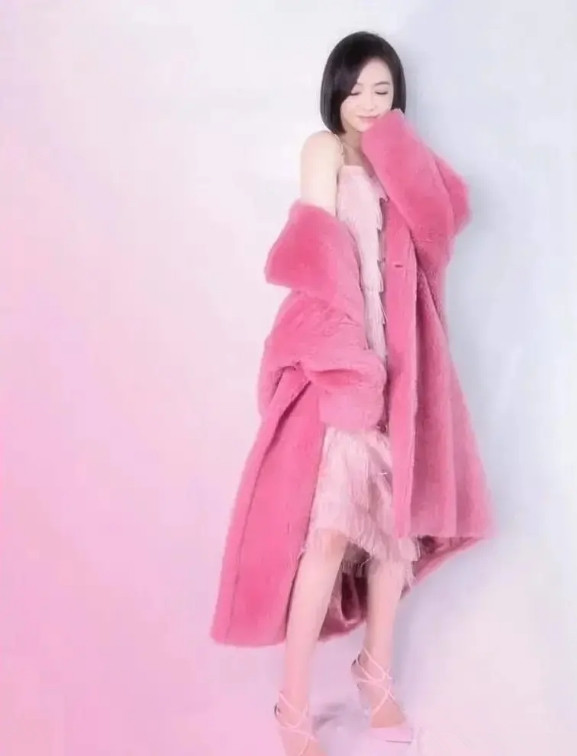 宋茜不仅才艺出众 搭配也是稳居C位 穿粉色绒毛