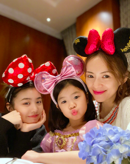 章子怡慶結婚6週年，和汪峰親暱依偎滿臉笑，大方自曝是繼女拍照