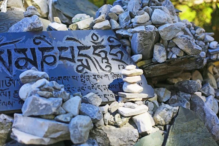 稻城亚丁六子真言石碑 图源:摄图网去稻城需要理由吗?