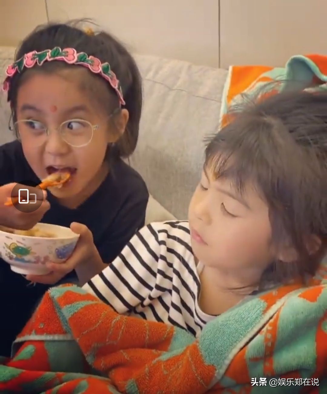 賈靜雯曬女兒近照，咘咘姐姐力爆棚餵妹妹飯，睡醒的波妞太幸福了