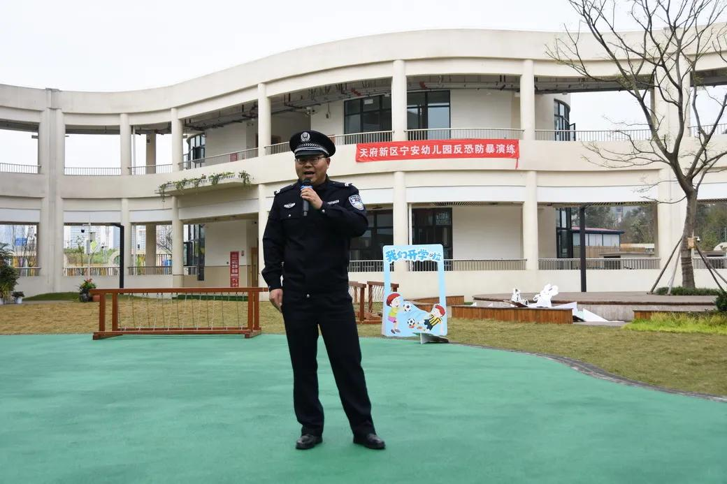 守护安全,警园同行——宁安幼儿园反恐防暴演练