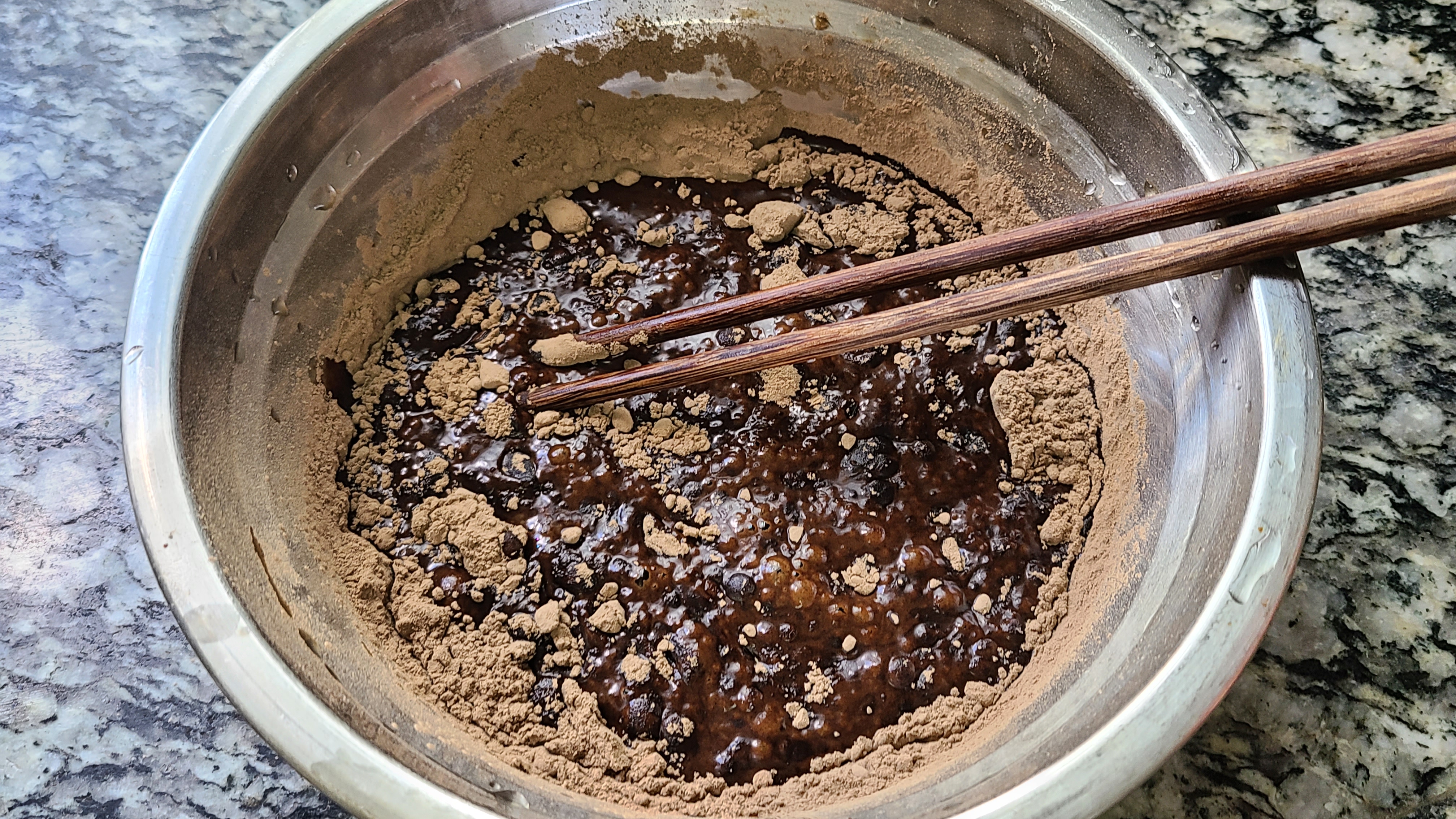 黑凉粉，是广东人夏天必吃的一道小吃，冰凉好喝，做法简单