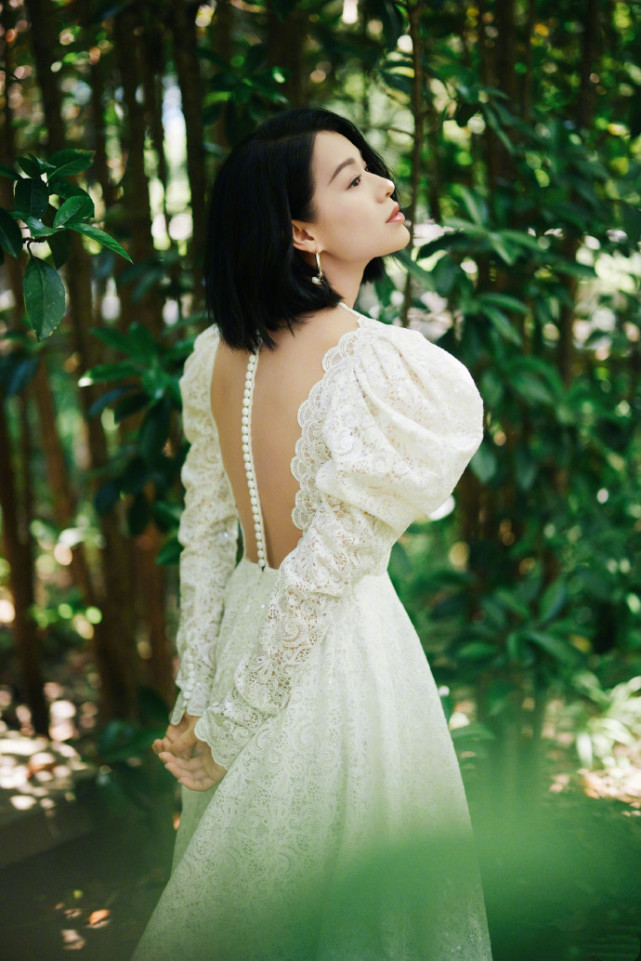 胡杏儿晒工作照过端午，穿修身裙秀S曲线，产后俩月身材恢复完美