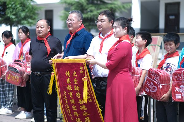 新郎邢飞飞新娘袁欣怡爱心奉献 回报家乡让新时代婚俗焕发出新气象