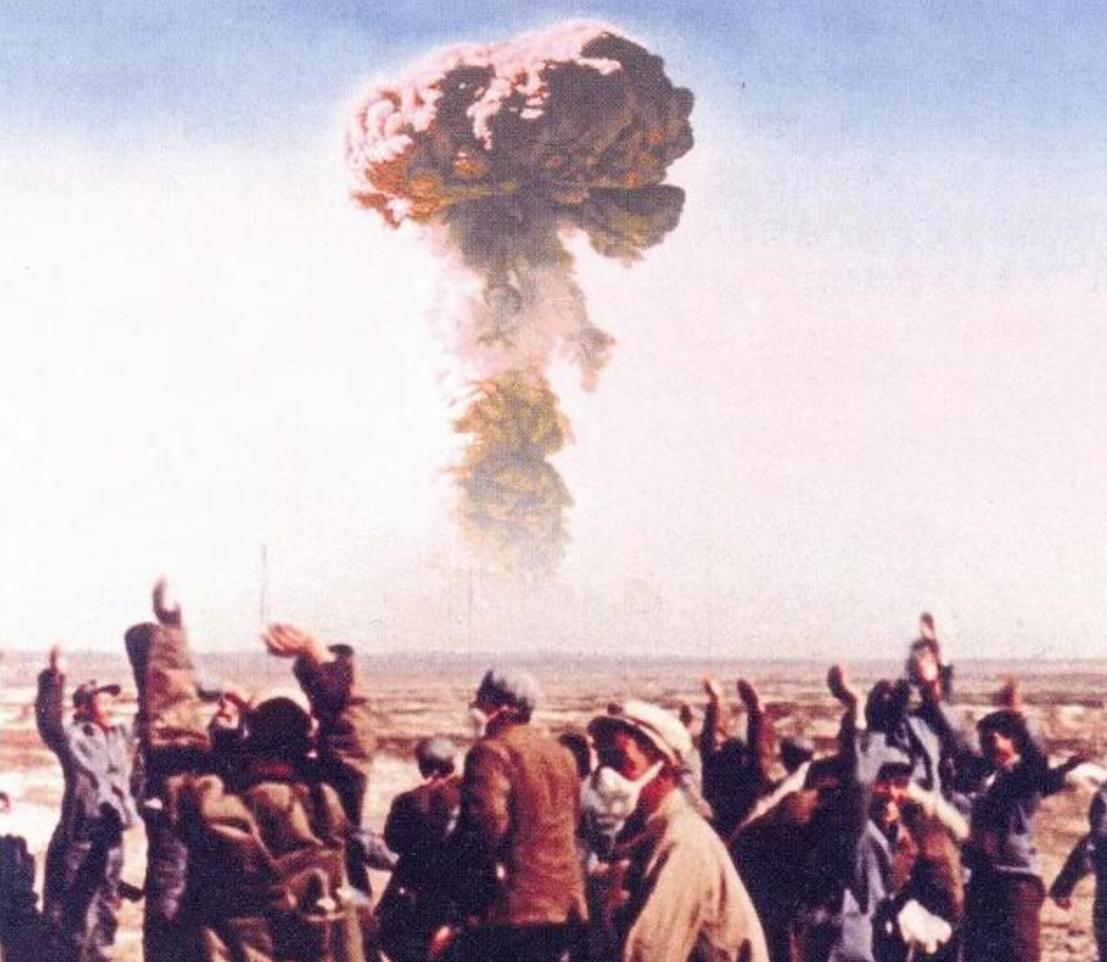 1964年美国记者问陈老总：原子弹何时爆炸？陈老总：要它就来