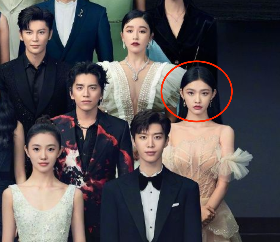 大合照体现地位：周冬雨千玺稳站C位，范丞丞挤