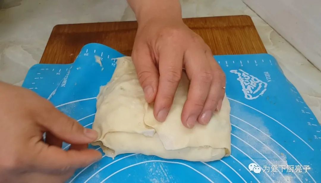 烙千層餅時，切記不要放小蔥，教你一招柔軟勁道，吃著真過癮