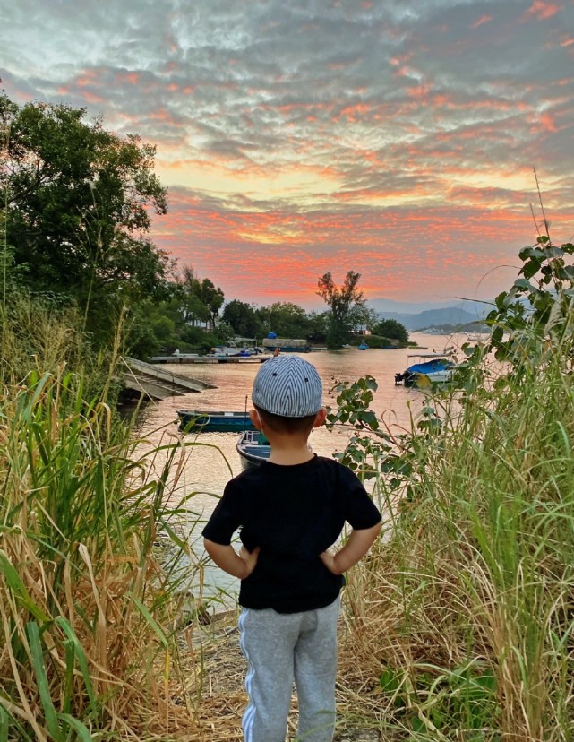 李乘德晒和儿子的日常，父子俩有爱相伴，一起散步看夕阳超惬意