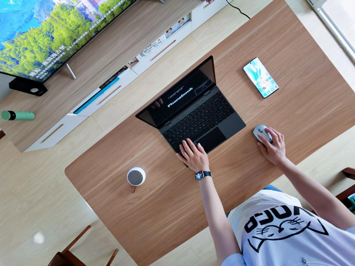 一张桌子满足全家需求，乐歌E5电动升降桌让居家办公更轻松