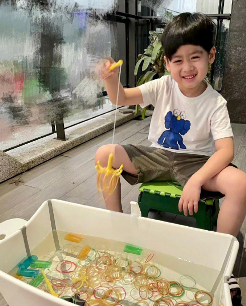 林志颖晒与儿子宅家日常，kimi长成男子汉，凯凯被剪坏头发超喜庆