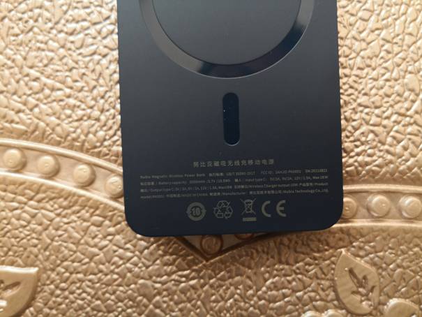 充满能量只需轻轻一碰-努比亚迈飞Magsafe磁吸充电宝试用