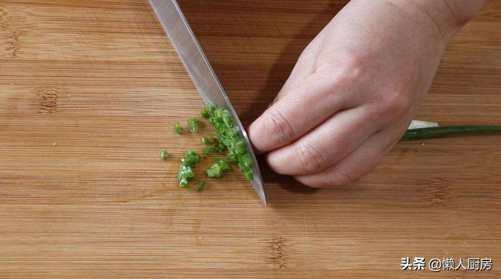 在飯店吃飯發現鹹蛋黃蒸肉餅，回家復刻了這道菜，沒想到很好吃