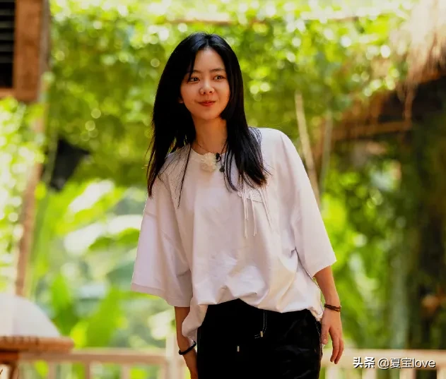 谭松韵的金莲脚火了，她脱下鞋子后，网友：这