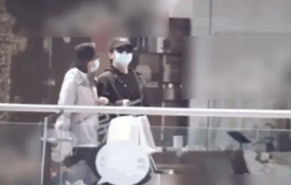 苗苗辟谣怀孕传闻后，全身出镜跑步身材纤瘦，