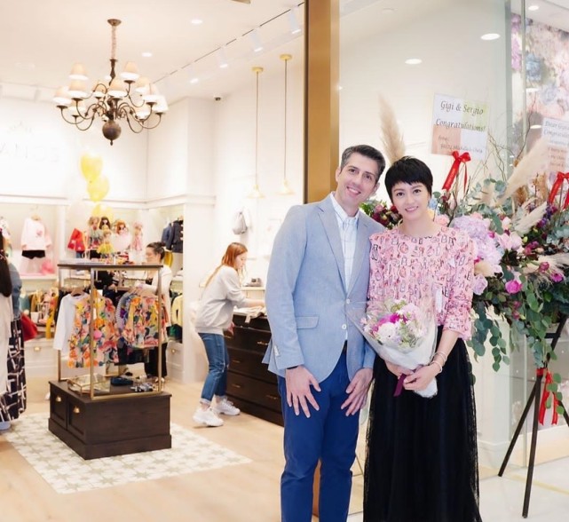 梁咏琪女儿幼儿园毕业，和同学郊游身高优越，弹唱妈妈的歌超治愈