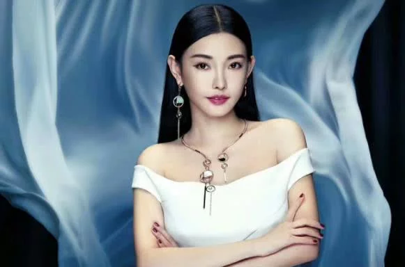 她上大二就被王晶发掘，演3部电影捞26亿，如今
