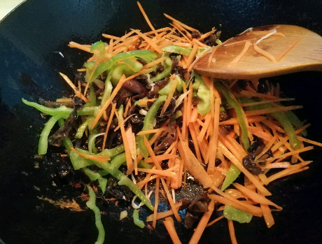 图片[5]-木耳炒胡萝卜丝的做法步骤图 木耳嫩滑还不炸锅-起舞食谱网