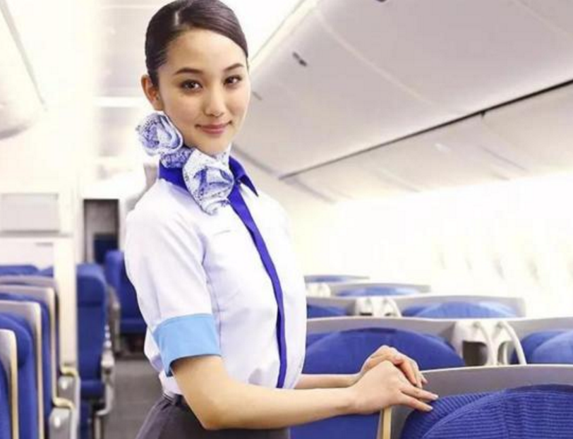 为什么飞机要起飞时，下面的工作人员会挥手？