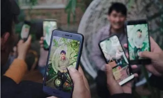 被村民欺负、遭粉丝踹门，充当老好人的大衣哥