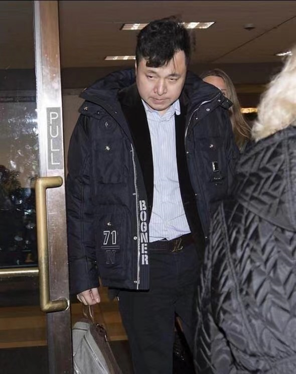 孟晚舟夫妇再同框！老公西装革履气质佳，默默护妻变“保镖”