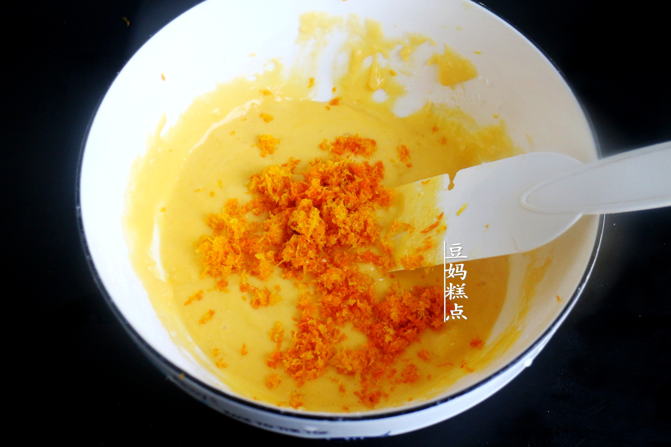 冬天，買2個橙子做蛋糕，口感柔軟清新，滿屋都是香氣