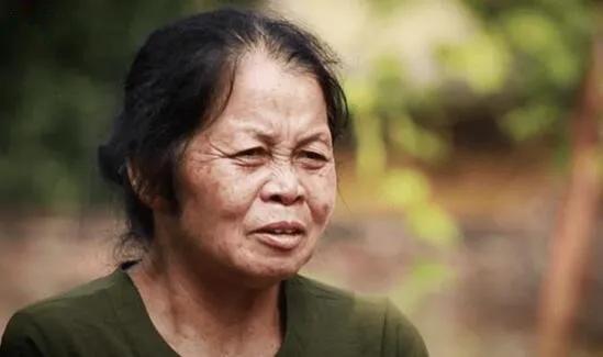 女雇主生下女儿后人间蒸发，保姆发善心将孩子养大成人
