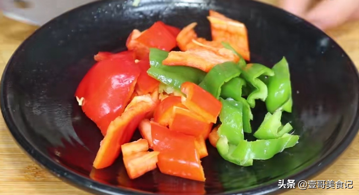 鸡胸肉好吃有诀窍，切记直接炒，加1个鸡蛋，不腥不柴营养又下饭