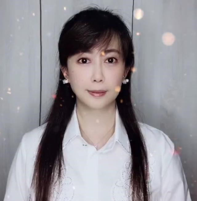 50岁孟庭苇罕晒近照，满头乌发肌肤白皙似少女，离婚七年至今单身