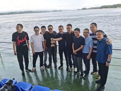 马云携阿里高管千岛湖观鱼，马云拎起一条18斤有