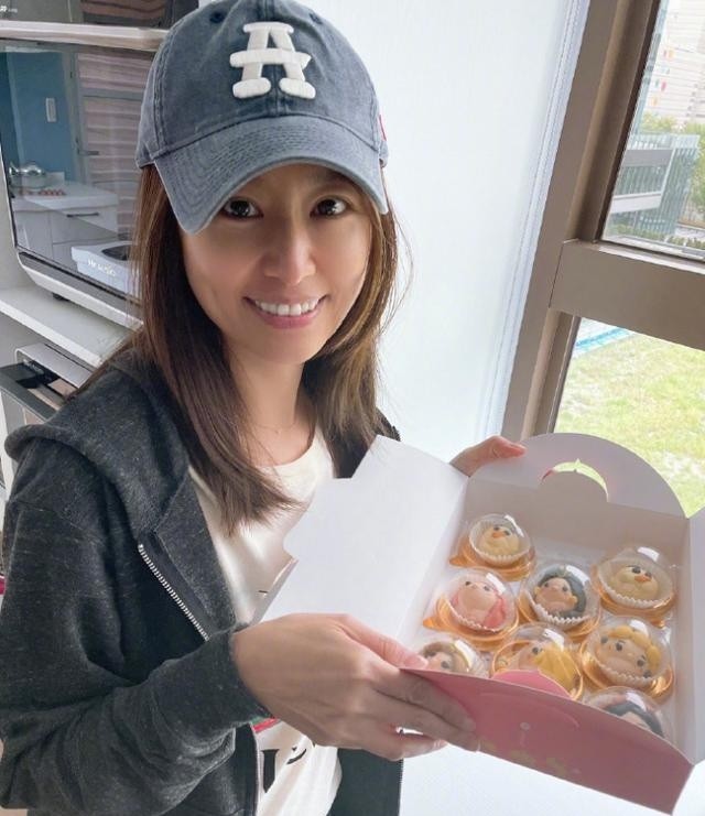 林心如近照曝光，45岁皮肤白嫩如少女，衣着休闲显年轻