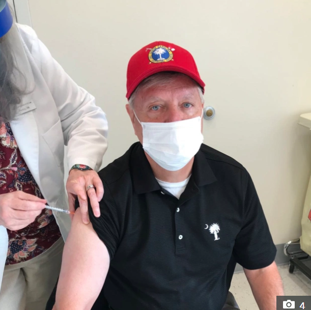 美共和黨議員大曬接種疫苗照，網友暴怒：你們之前說新冠是騙局