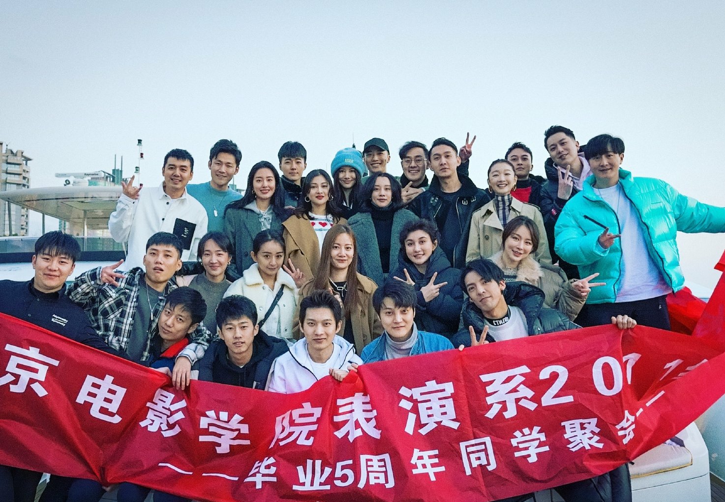 周冬雨同学聚会低调站边角，笑出双下巴，承包26人费用壕气十足