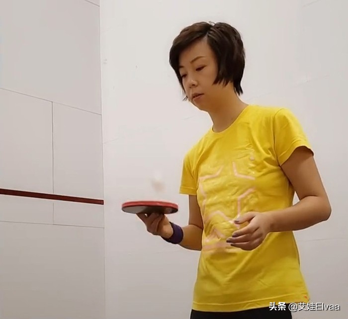 大魔王张怡宁退役后大变样，穿运动装染蓝色指