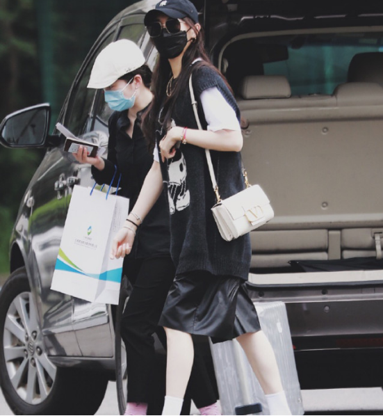 唐嫣低调撒糖，和罗晋同穿女儿喜欢的米老鼠衣服，一家三口超幸福
