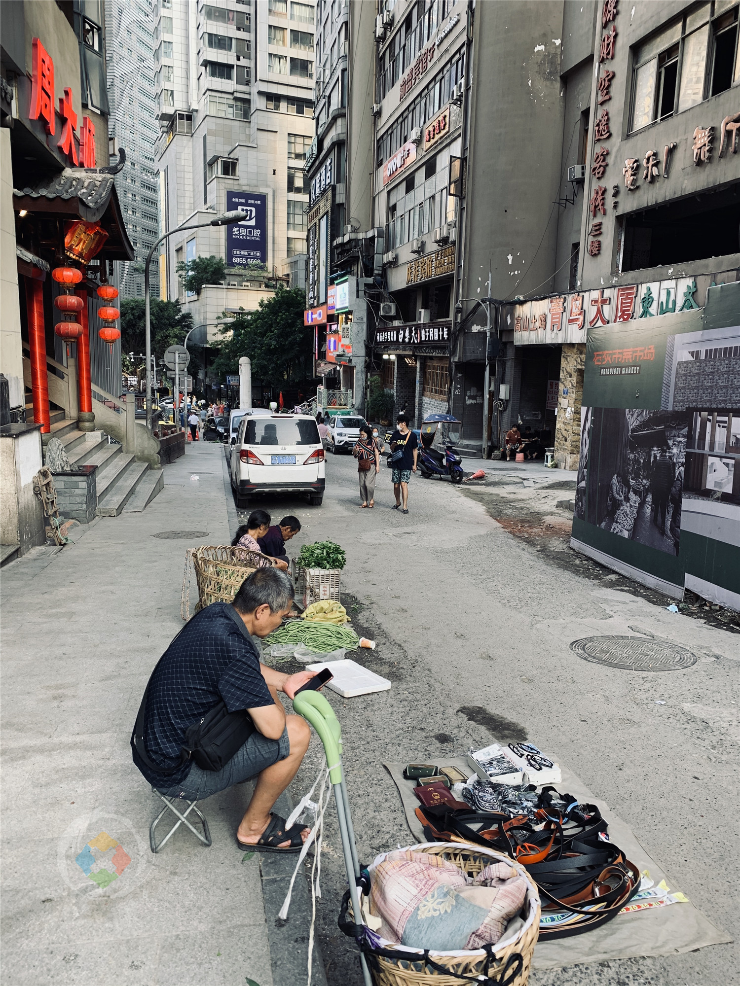 重庆石灰市菜市场关门修整，摊主纷纷摆起了地摊，热闹得像赶场