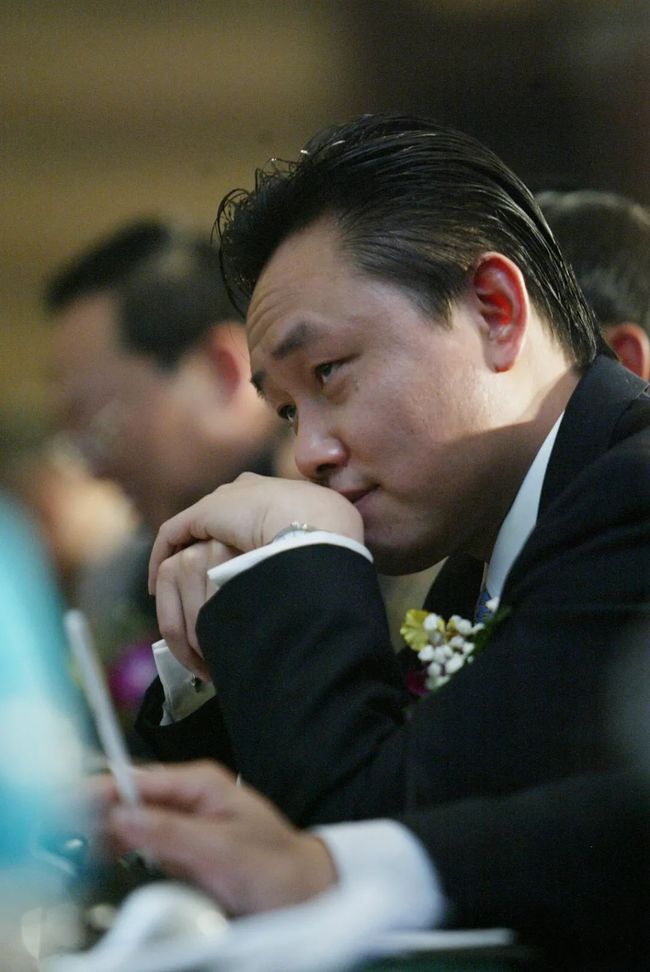 35岁成为中国首富，他出狱都没换来一个热搜