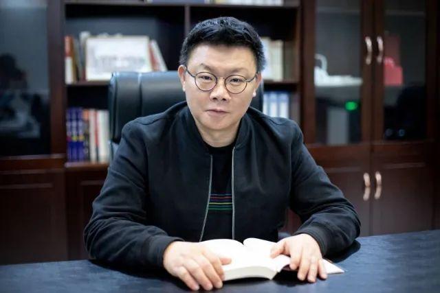 大学同学创业没钱，他仗义支持2百多万，如今他赚到了7百多亿