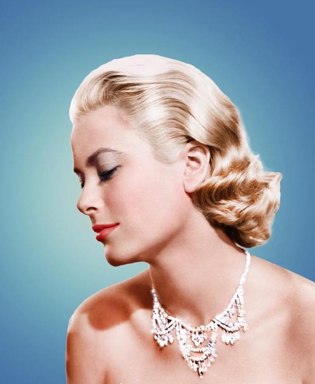 电影摩纳哥王妃气质超群，从影星到王妃的距离，就是珠宝搭配之美