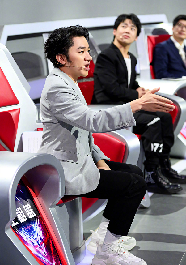 《最强大脑》开播引争议，被指是"最强作秀"，逐渐娱乐化