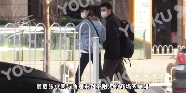 张小斐现身被簇拥！全身行头上万筷子腿抢镜，和男助理说笑似情侣