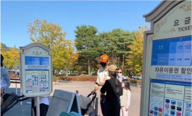 Rain金泰希街頭散步，相愛八年仍然熱戀，走路都抱得緊緊的