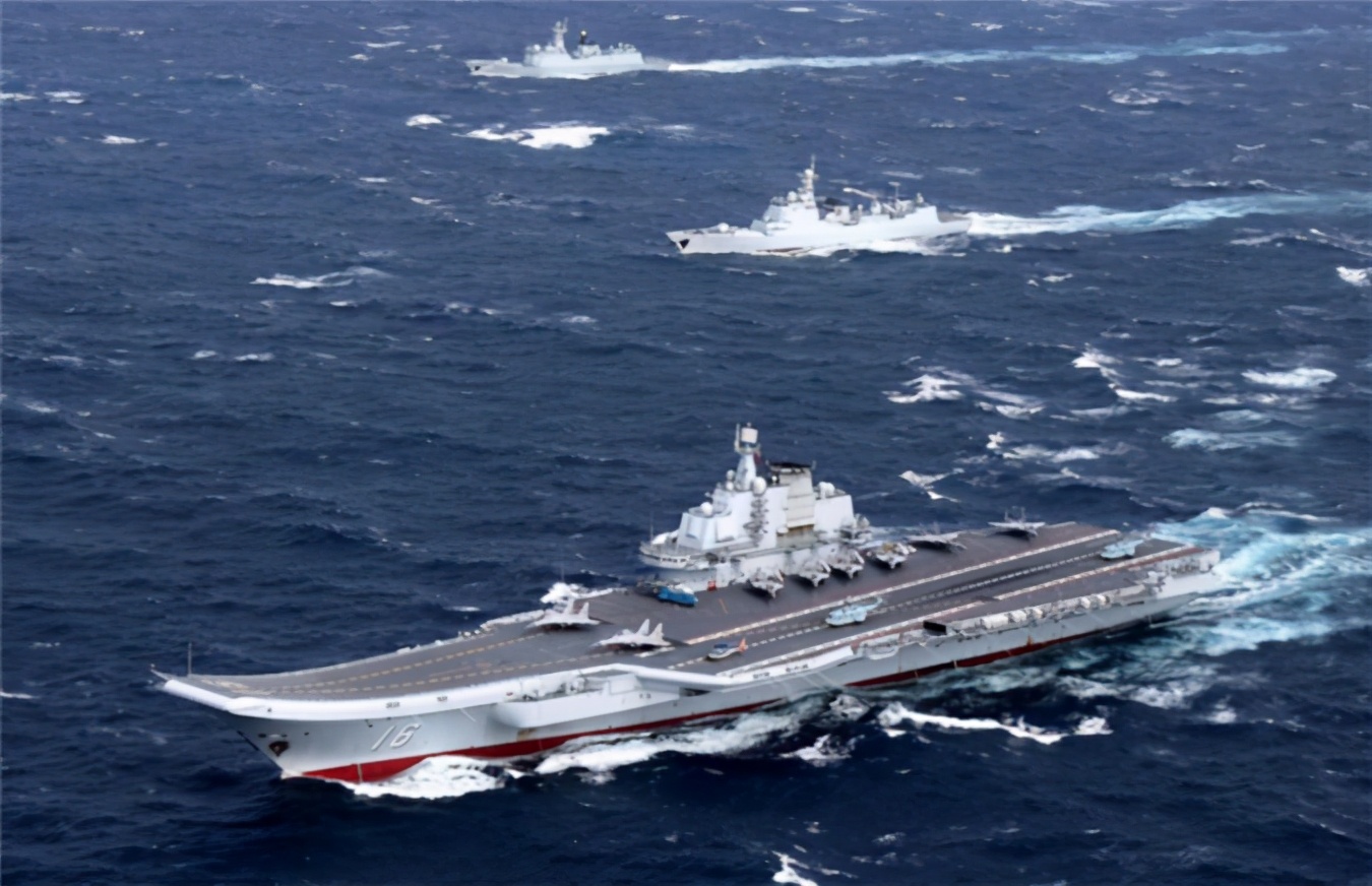 美军舰和中国航母近距离打照面，军官翘腿监视辽宁舰，意欲何为？