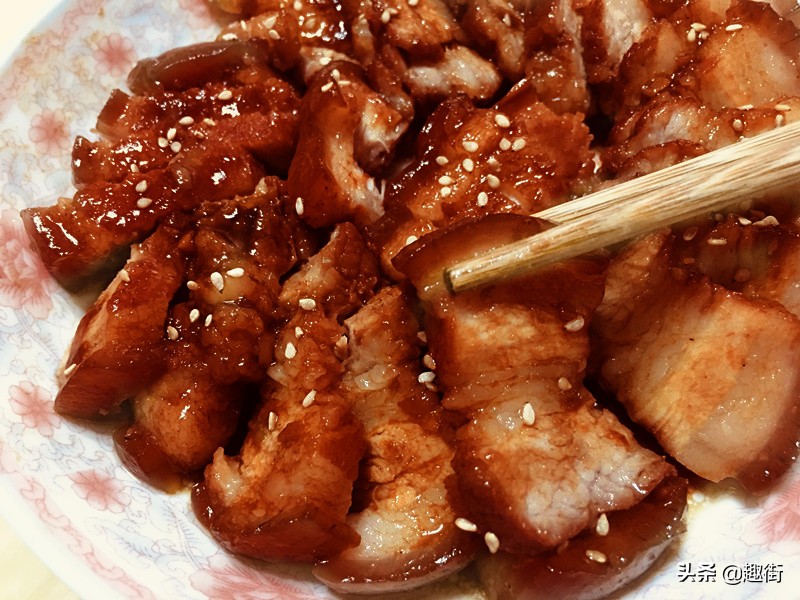 蜜汁叉燒的家常做法，把豬肉醃一醃，扔進電飯煲按下煮飯鍵即可