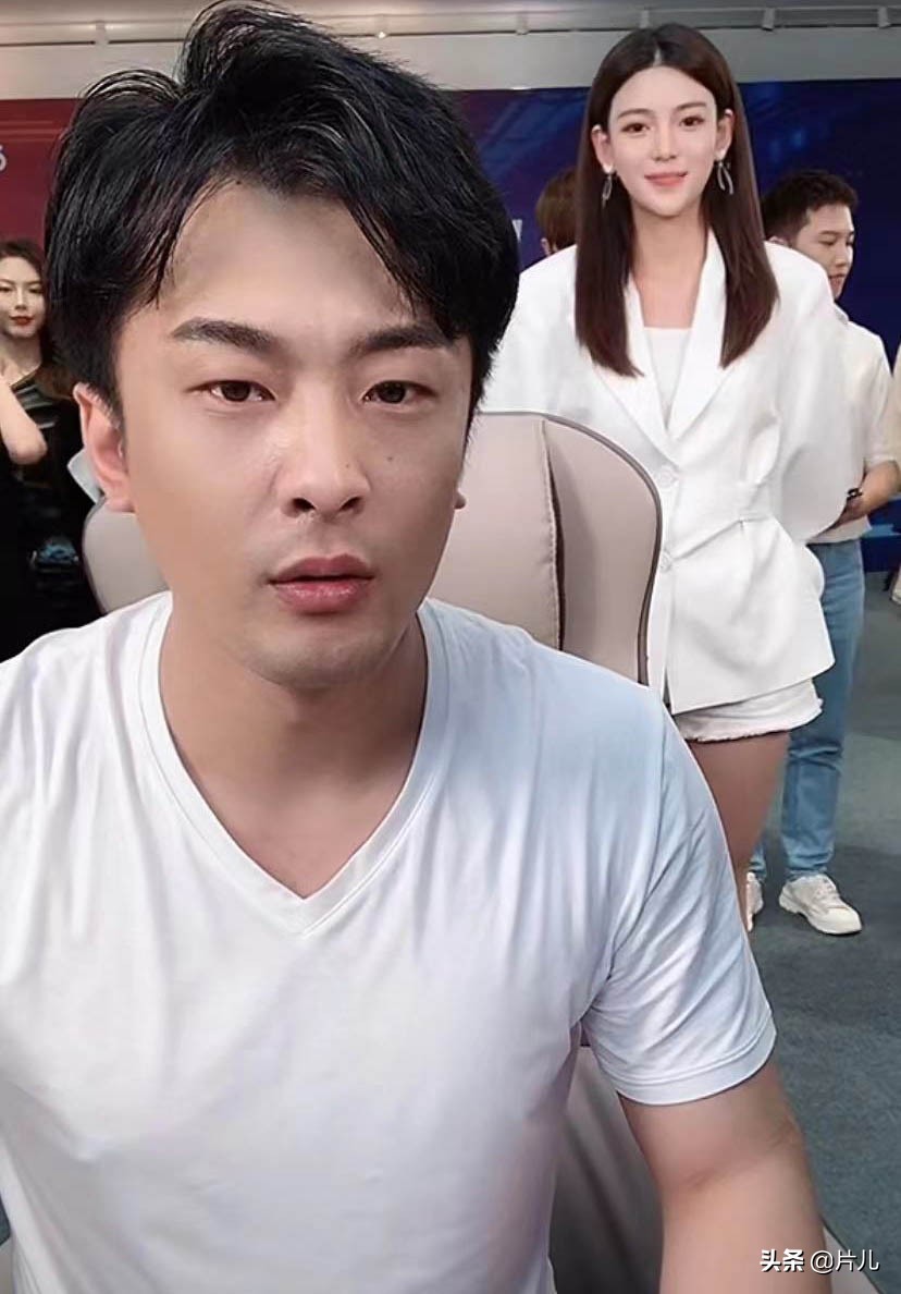 辛巴直播情绪失控，又哭又笑堪称影帝，首次强