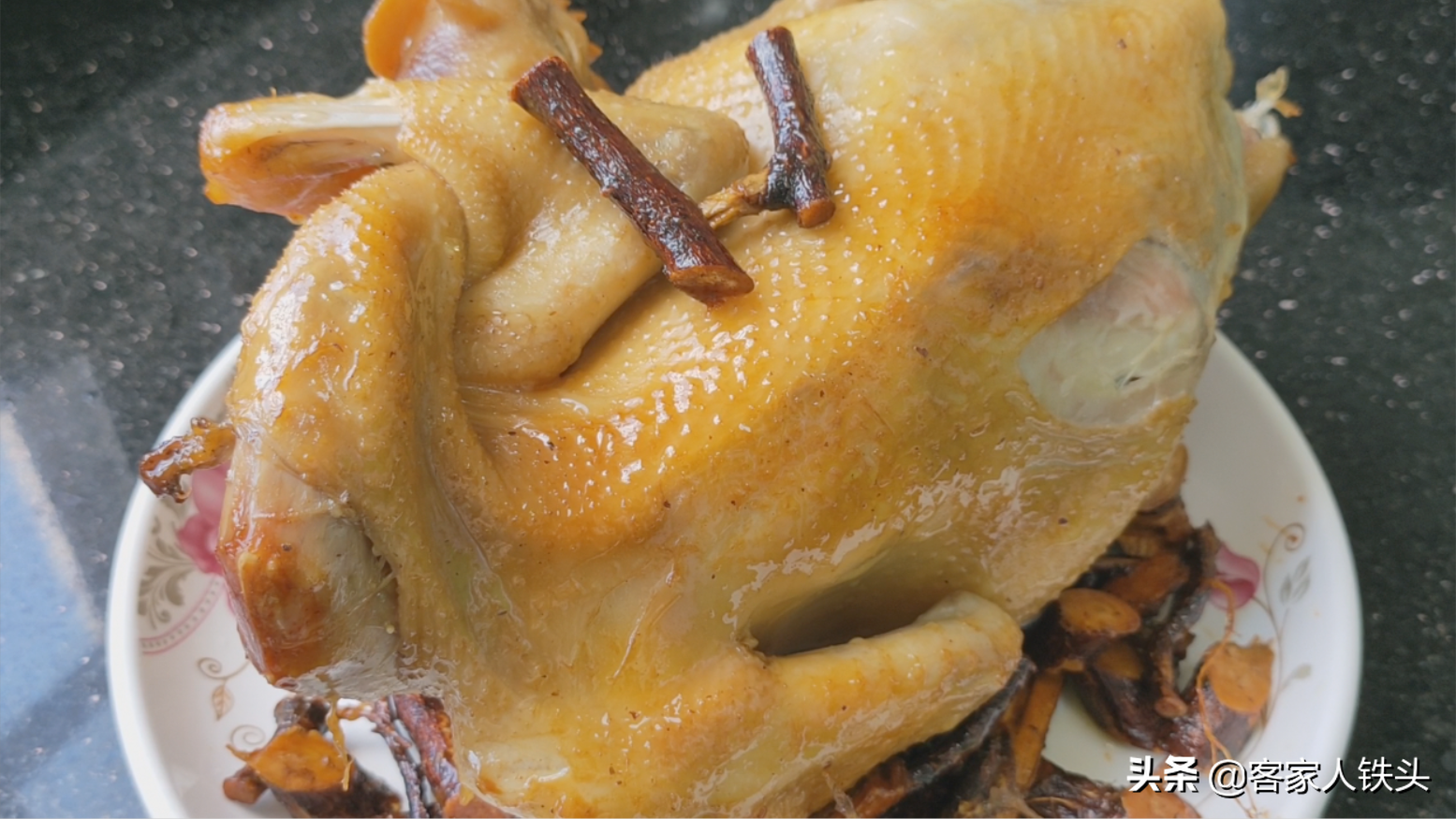 客家人吃鸡真有一套，一整只放电饭锅里，皮香肉滑，好吃到不想停