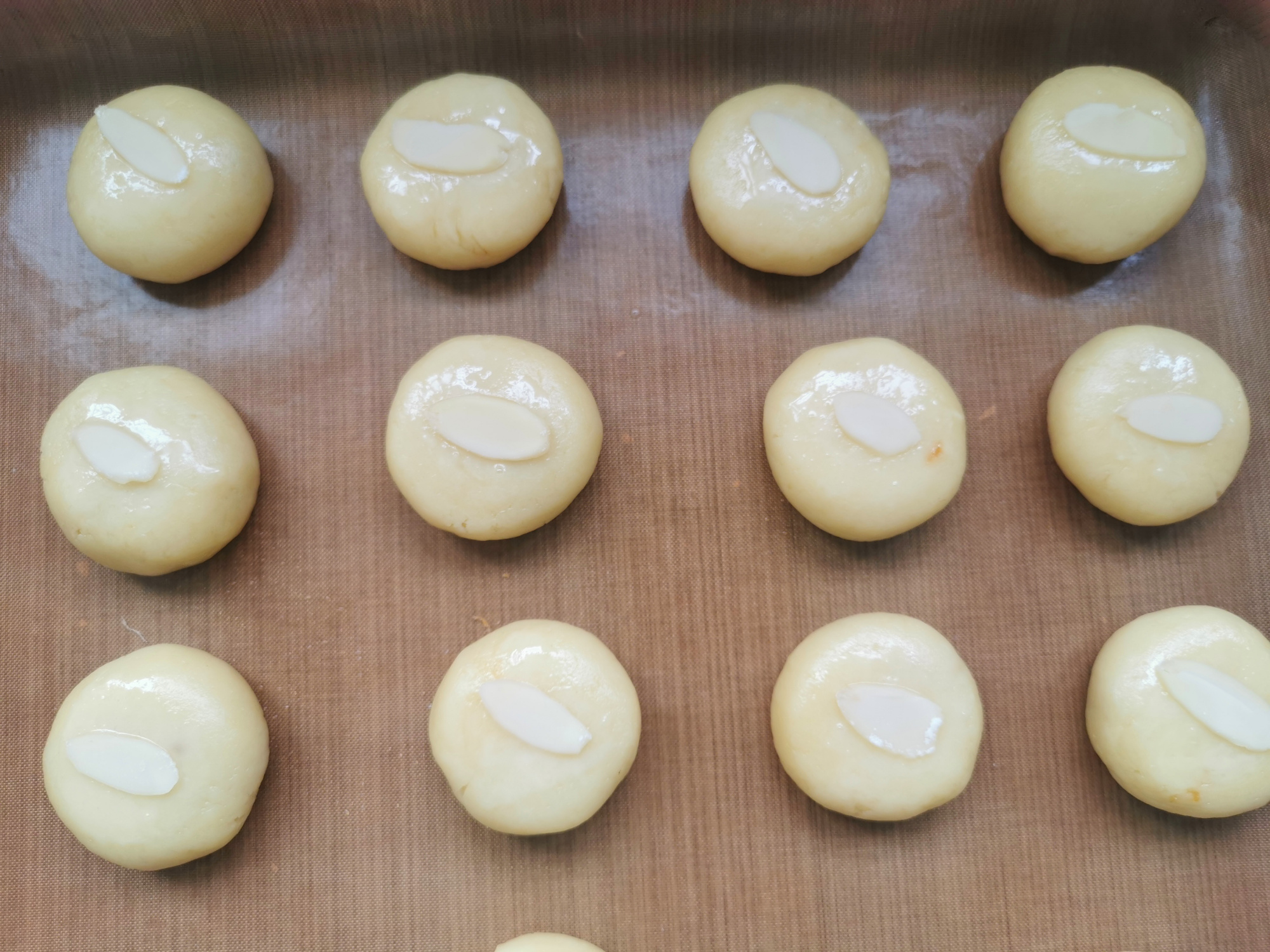 80后妈妈坚持自制零食，今天做的肉松小奶酥，老公儿子抢着吃