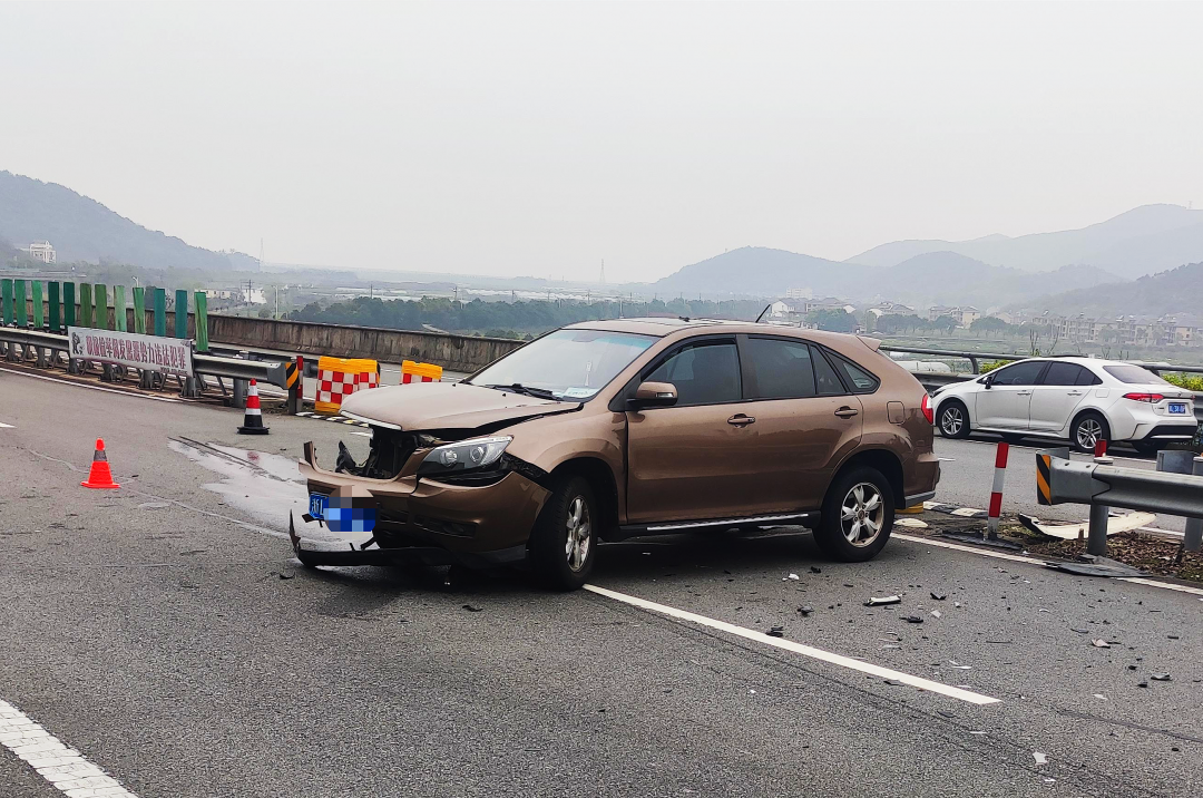 定海兩車相撞一人昏迷 消防緊急救援 舟山消防 Mdeditor